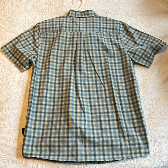 Men’s Patagonia medium short sleeve button up shirt. - Picture 3 of 4